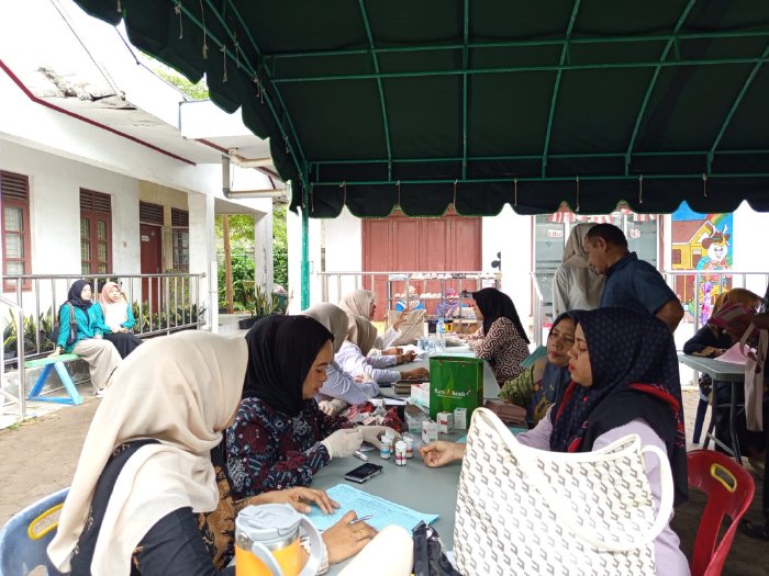 Foto ini kegiatan rutin posyandu integrasi layanan primer iemasen ulee kareng